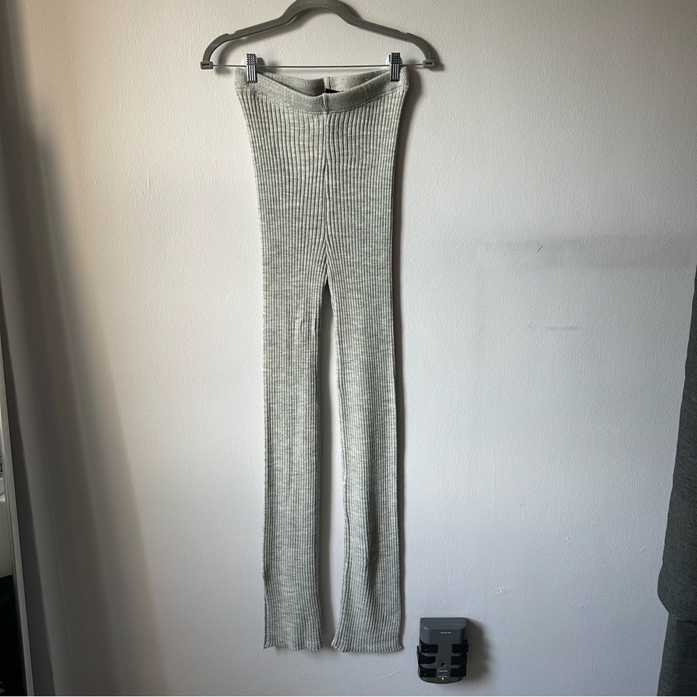 BRAND NEW ✨ Grey straight leg leggings with side slit near ankles